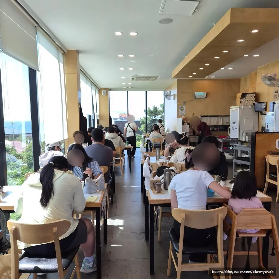 머리끈과 밑반찬이 있는 셀프바