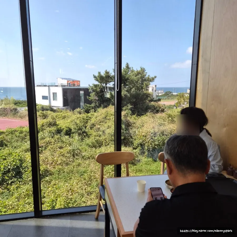 우드 인테리어와 통창의 식당 내부