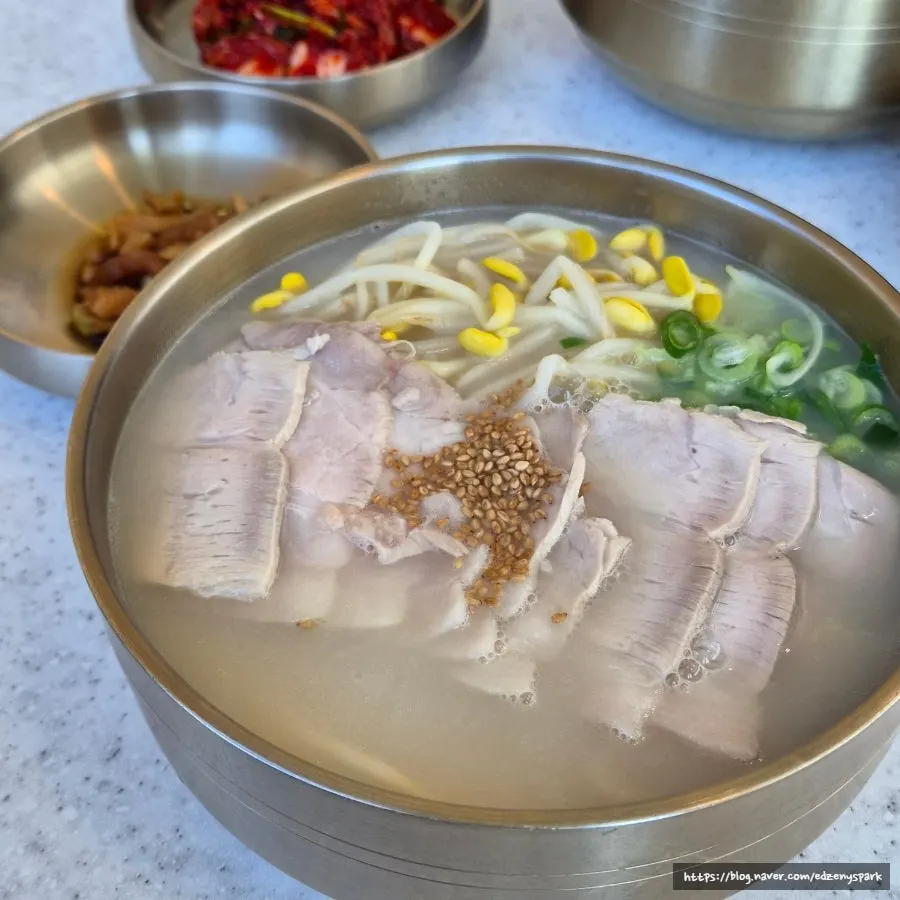 얇은 면의 사골고기국수 한 그릇