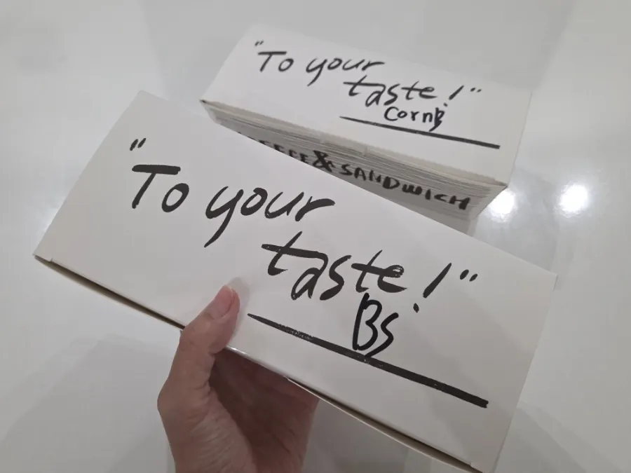 บาแก็ตแซนวิชสองแบบวางบนโต๊ะ
