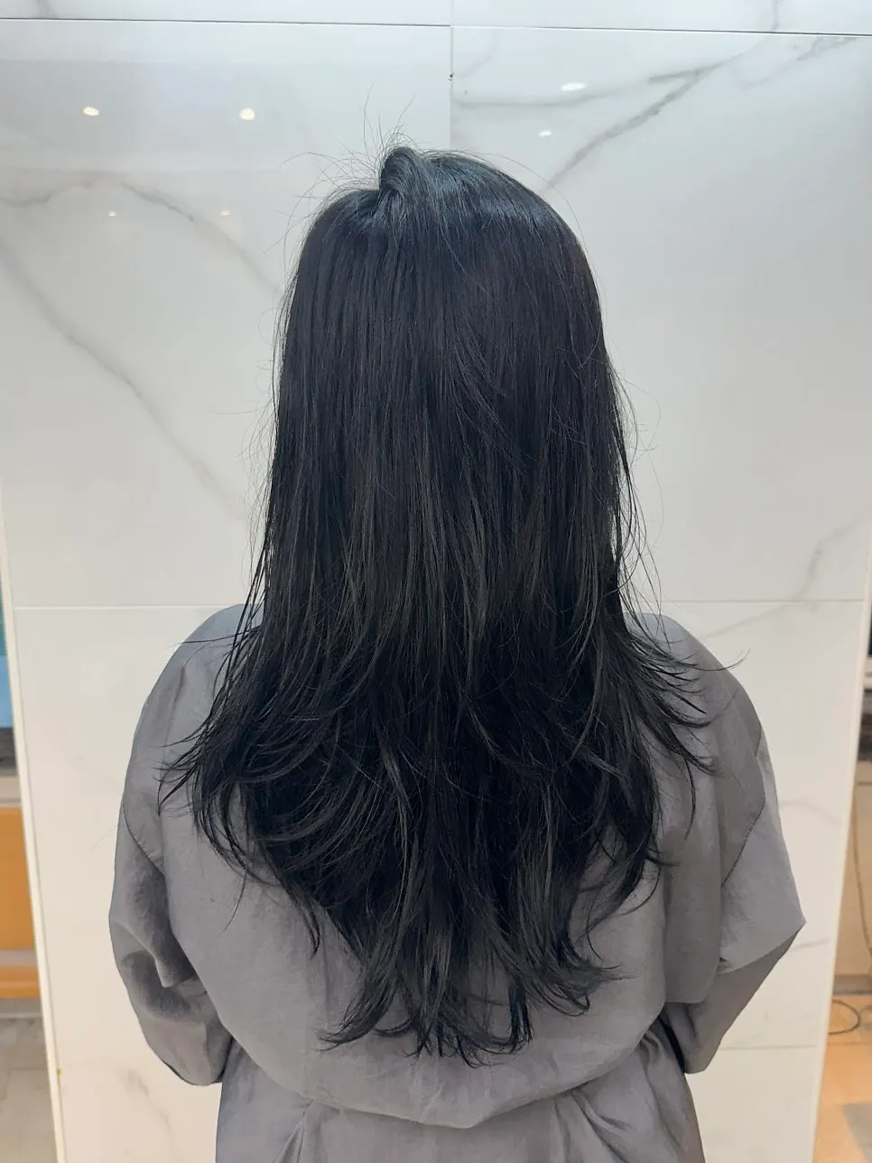 디자이너와 색상 상의하는 모습