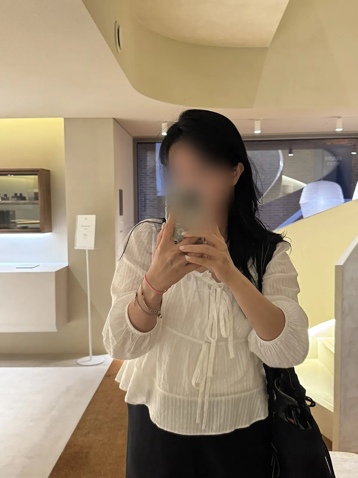 균일하고 깊은 블랙 톤 완성 모습