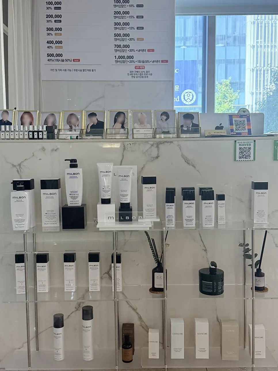 좌석 간격이 넉넉한 미용실 시술 공간