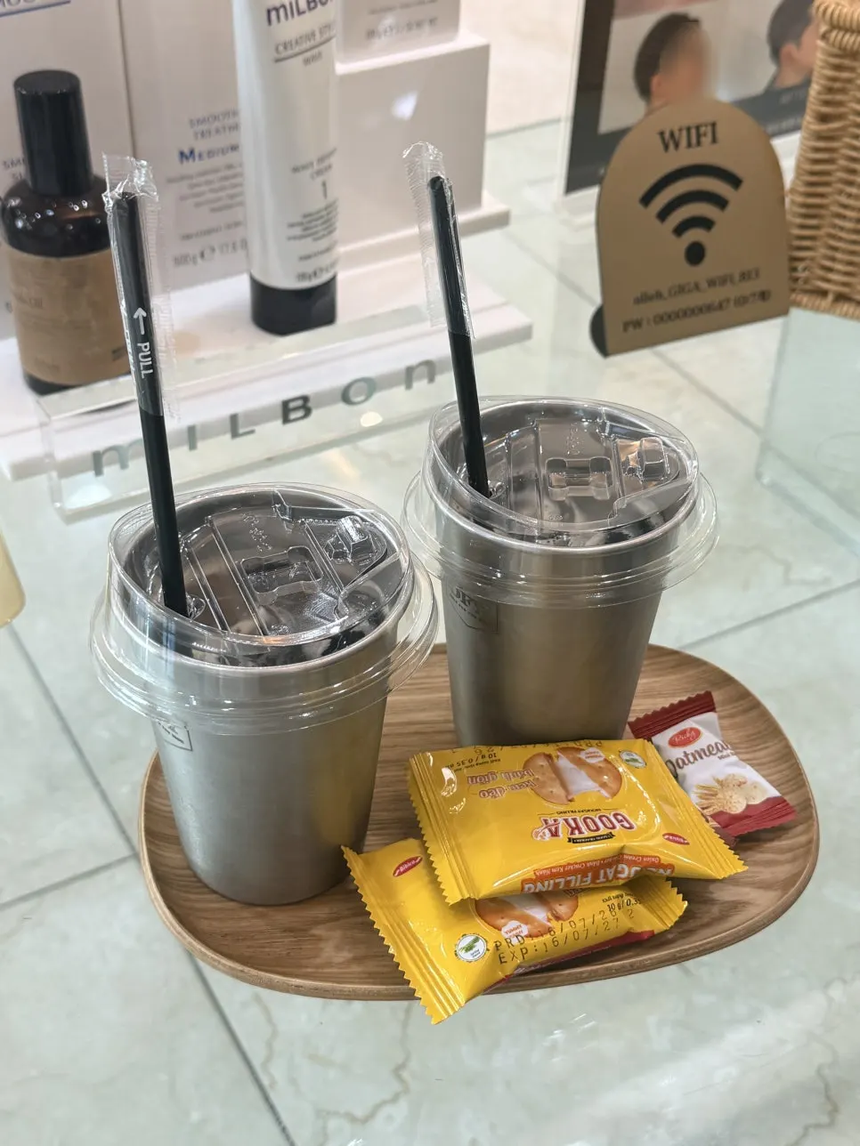 대기 중 제공된 음료와 과자