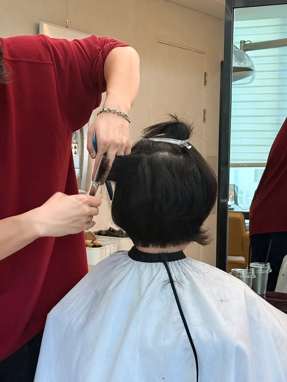 보브 스타일 길이를 다듬는 커트 과정