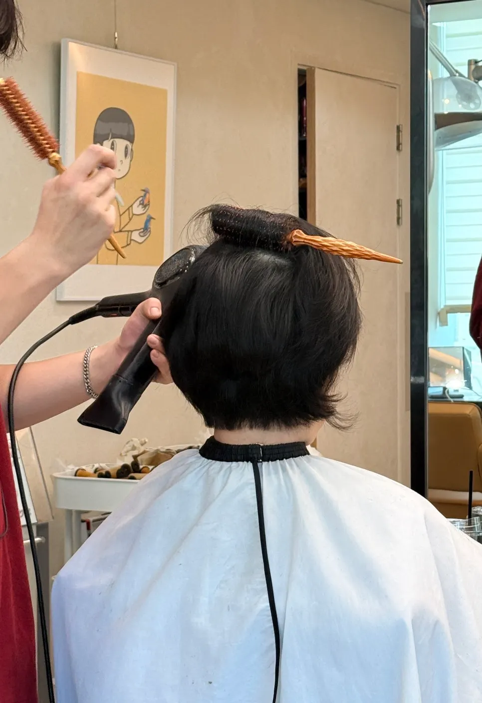 뒤통수 볼륨과 목선을 확인하며 커트하는 모습