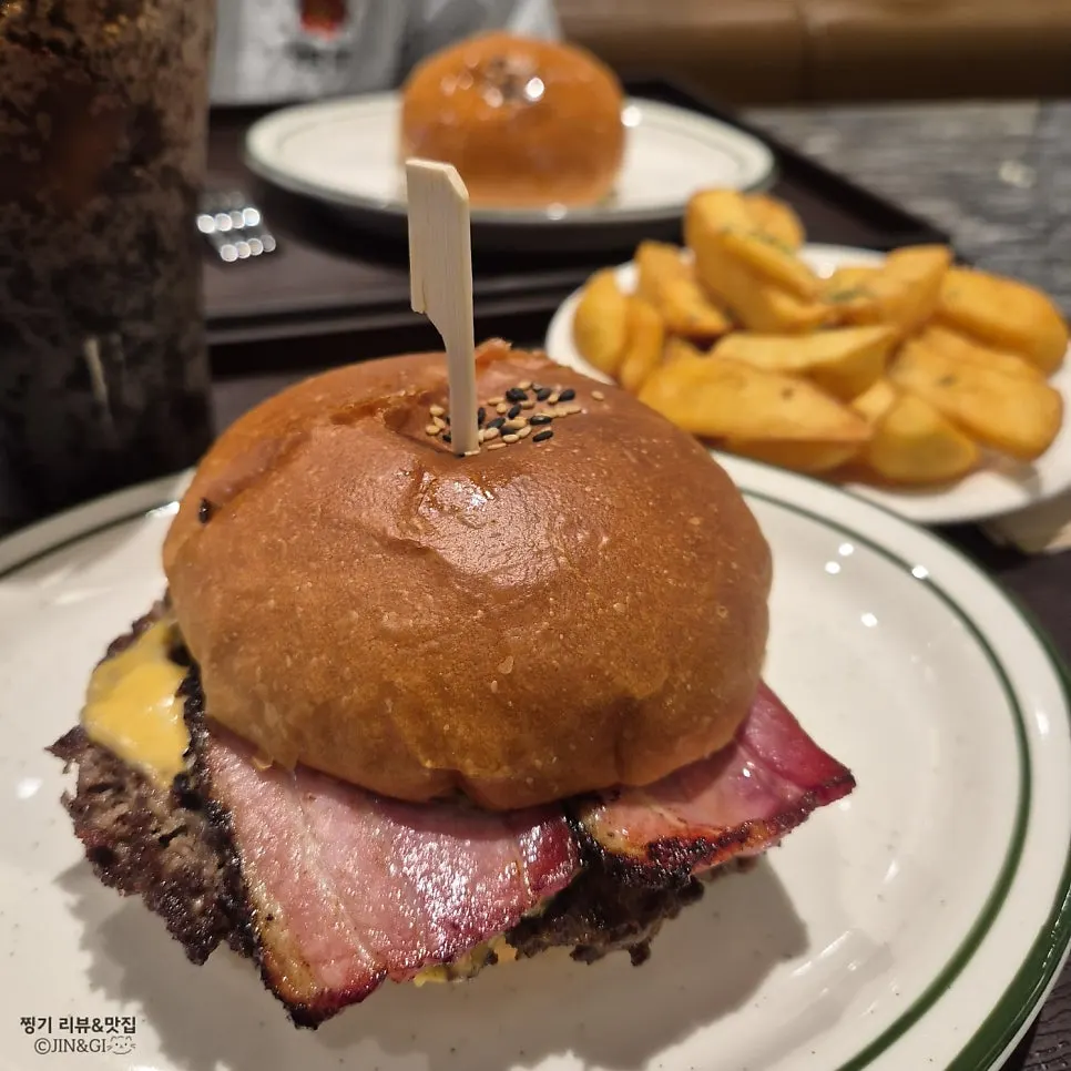Daily Fix Bacon Cheeseburger set on the table