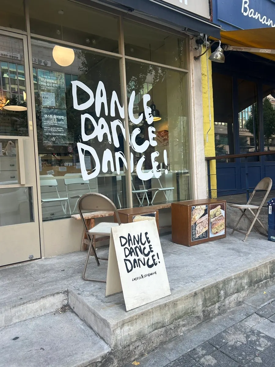 Front view of the wellness sandwich shop in Hannam-dong