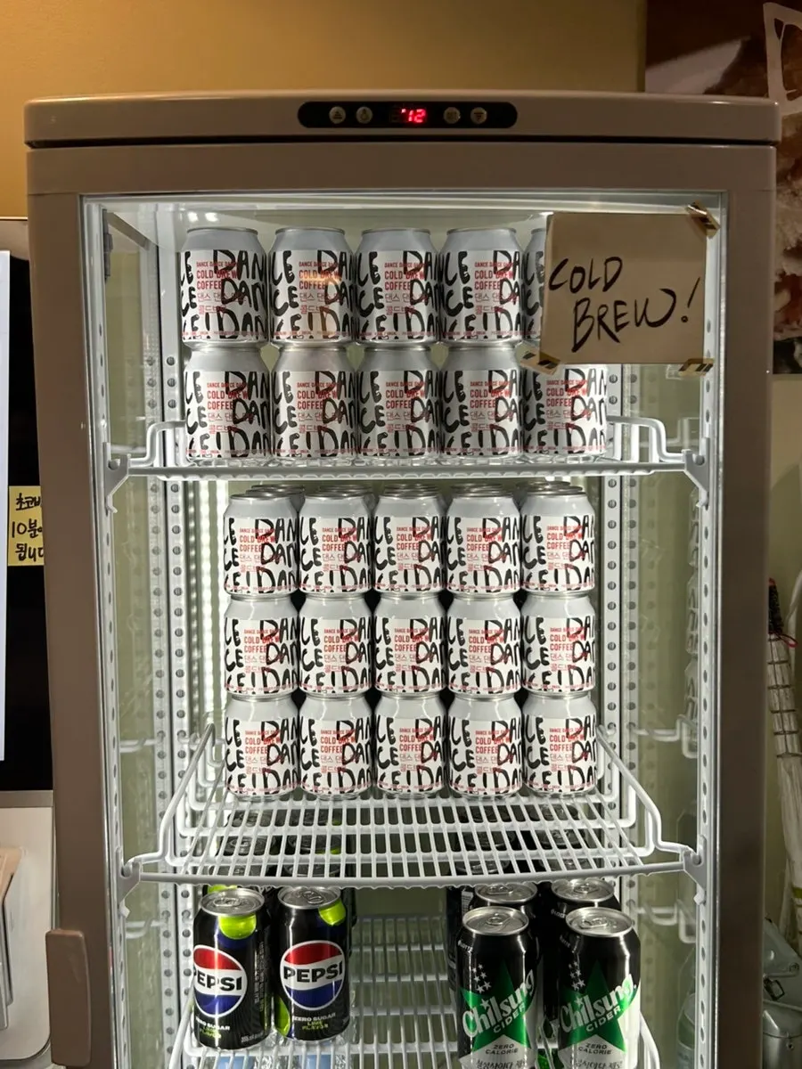 캔으로 판매하는 콜드브루 진열 냉장고