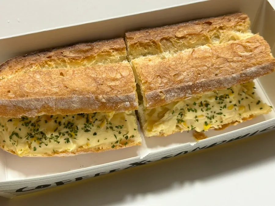 옥수수 두부크림치즈 바게트 한 조각