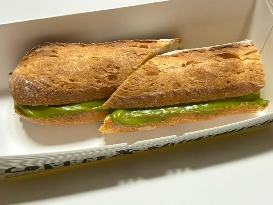 말차 두부크림치즈 바게트 한 조각