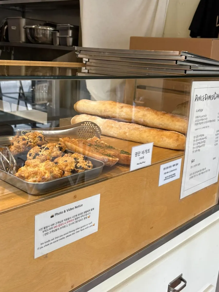 A packaged baguette sandwich