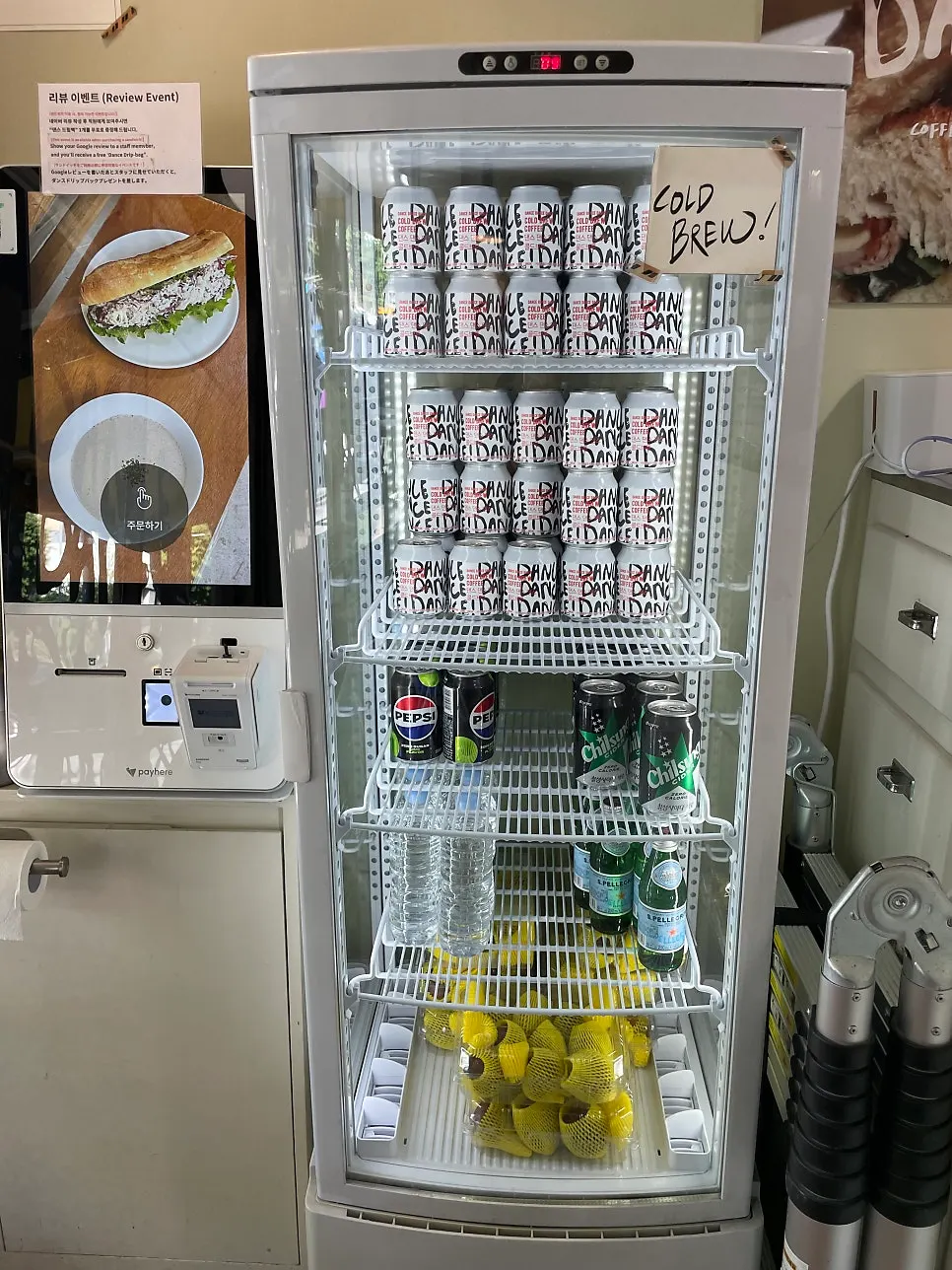 캔 콜드브루와 음료가 든 냉장고
