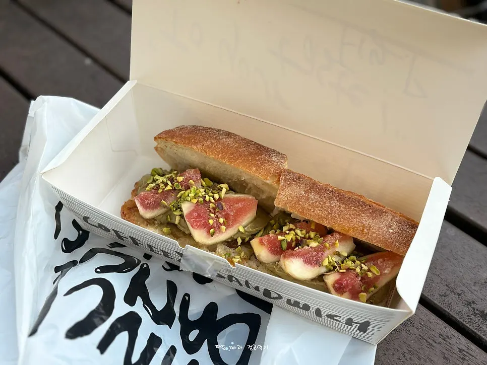 18,900원 무화과 피스타치오 바게트 전체 모습