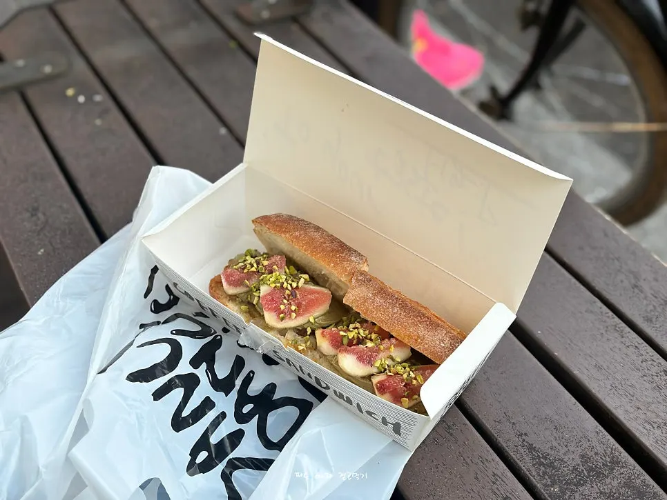 피스타치오 크림과 무화과가 보이는 단면