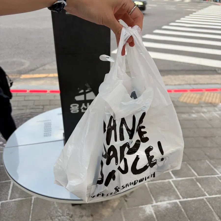 우유와 함께 차린 바게트 샌드위치