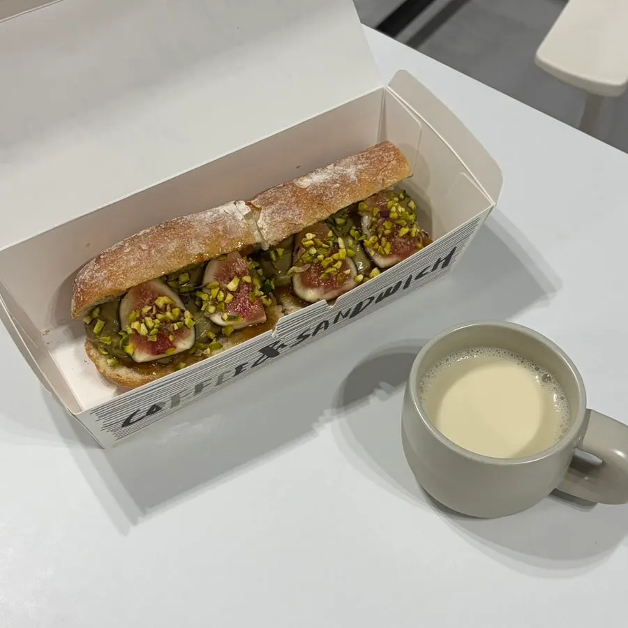 무화과가 올라간 크림치즈 바게트 단면