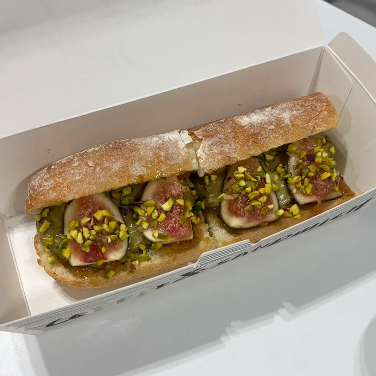 무화과잼과 피스타치오 분태가 얹힌 바게트