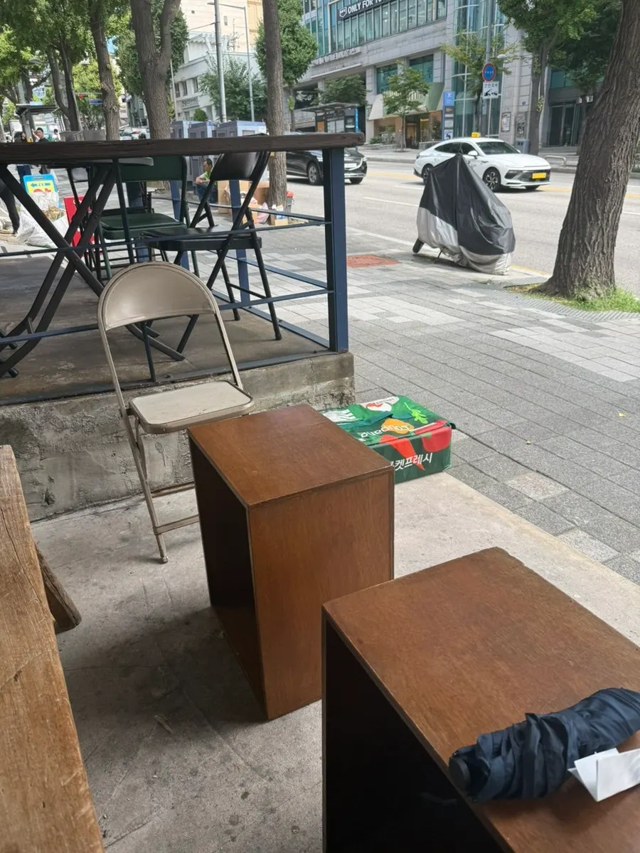 한남동 거리와 매장 앞 테라스 풍경