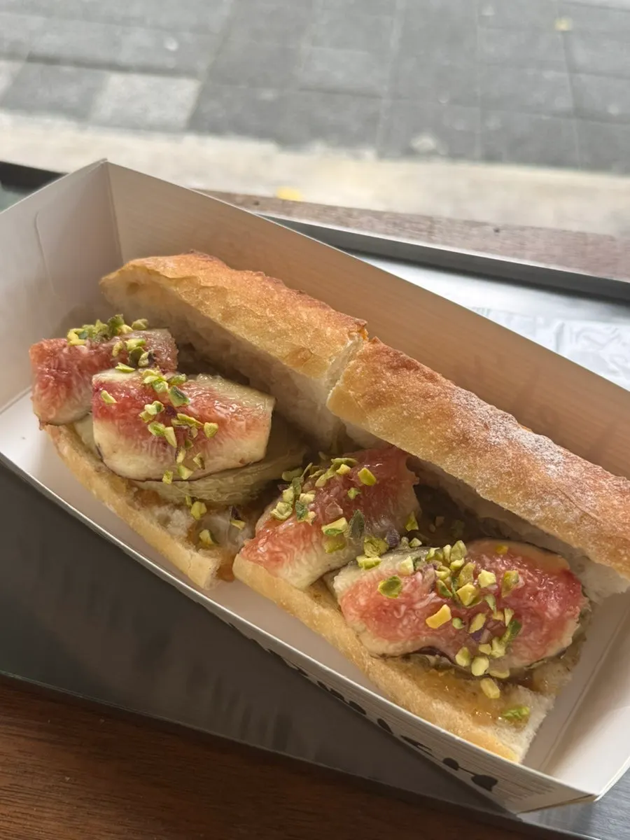 피스타치오 두부크림치즈와 무화과가 든 바게트