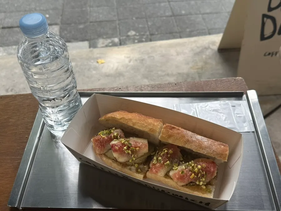 가로로 담은 무화과 피스타치오 바게트 클로즈업