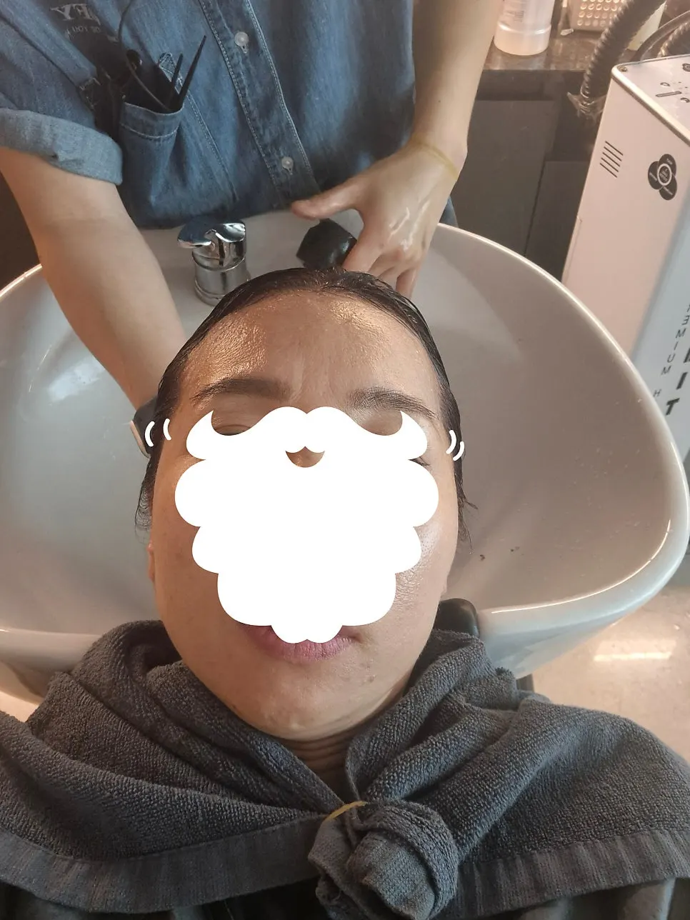The shampoo room at ONLY FOR YOU where after-color care takes place