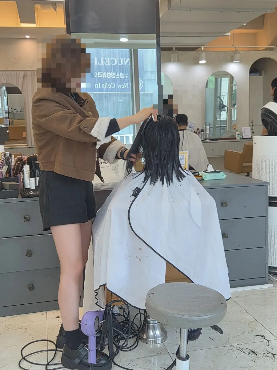 드라이로 머리를 말려주는 디자이너