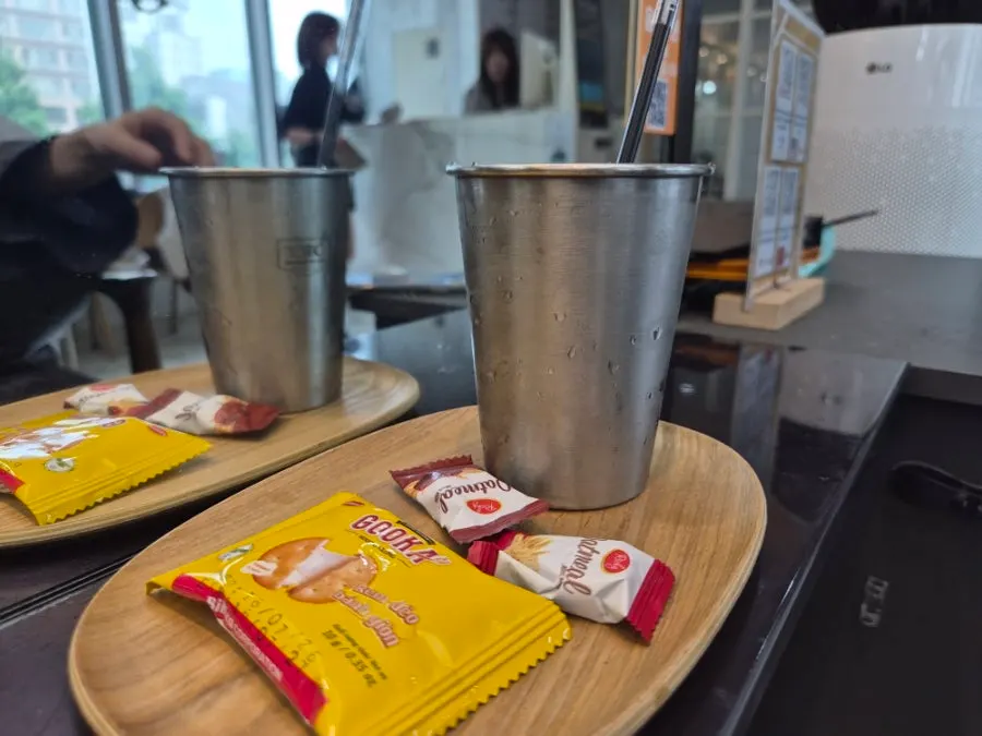 아이스커피와 아이스티 음료 컵