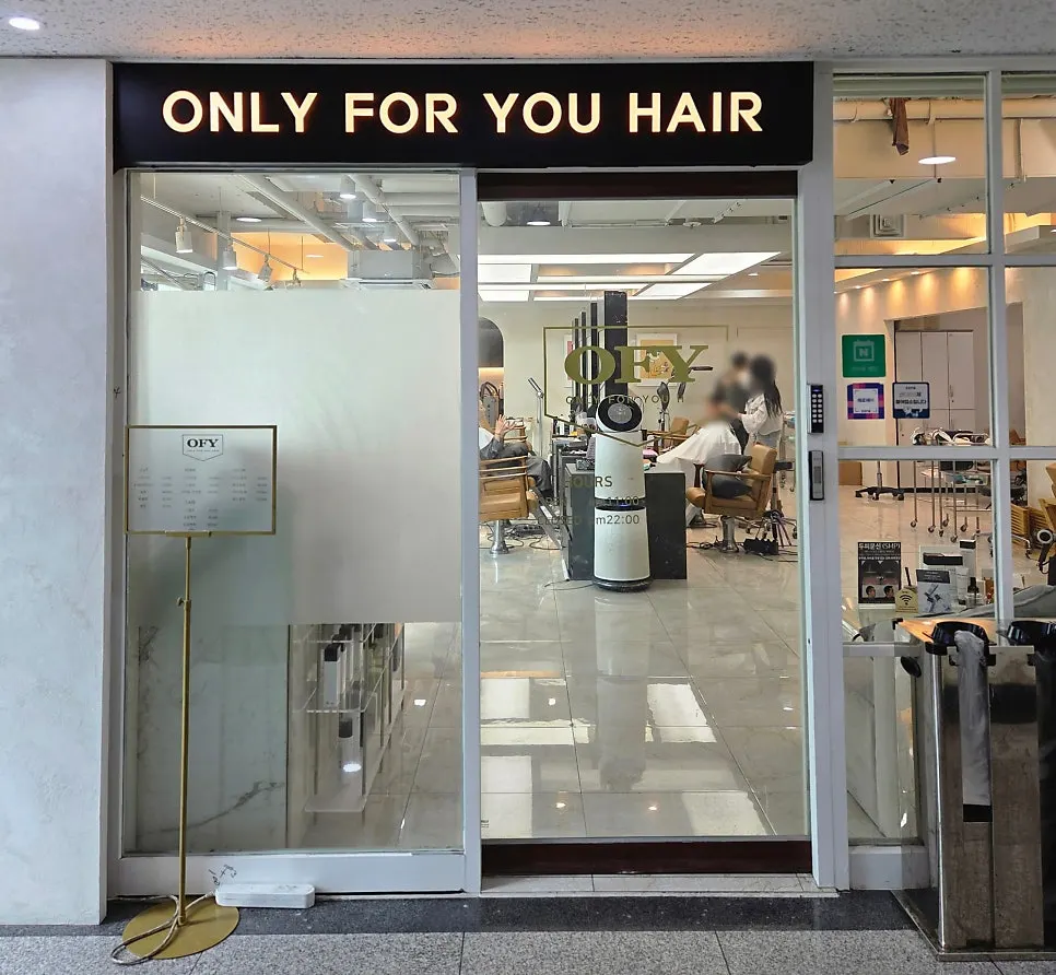 Salon entrance visible right off the elevator