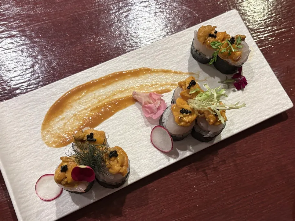 Hosomaki topped with shrimp and uni