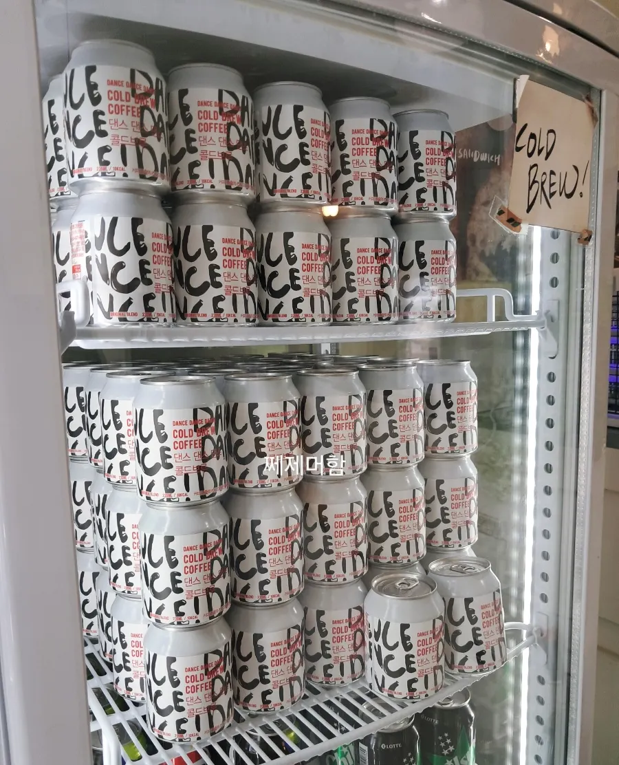 댄스 콜드브루 캔 음료 진열