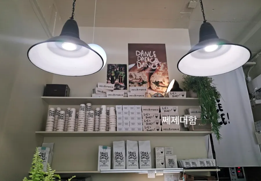 창가 바테이블이 있는 매장 내부