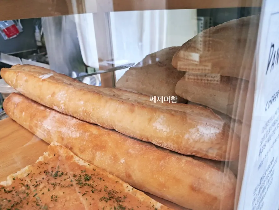 샌드위치 빵 선택 안내가 있는 주문 공간