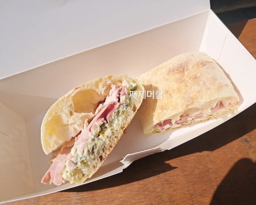 포카치아로 만든 잠봉 할라피뇨 샌드위치