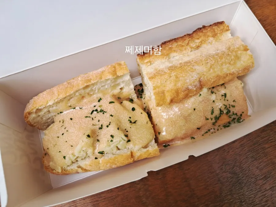 바게트에 명란과 매시드포테이토가 든 샌드위치