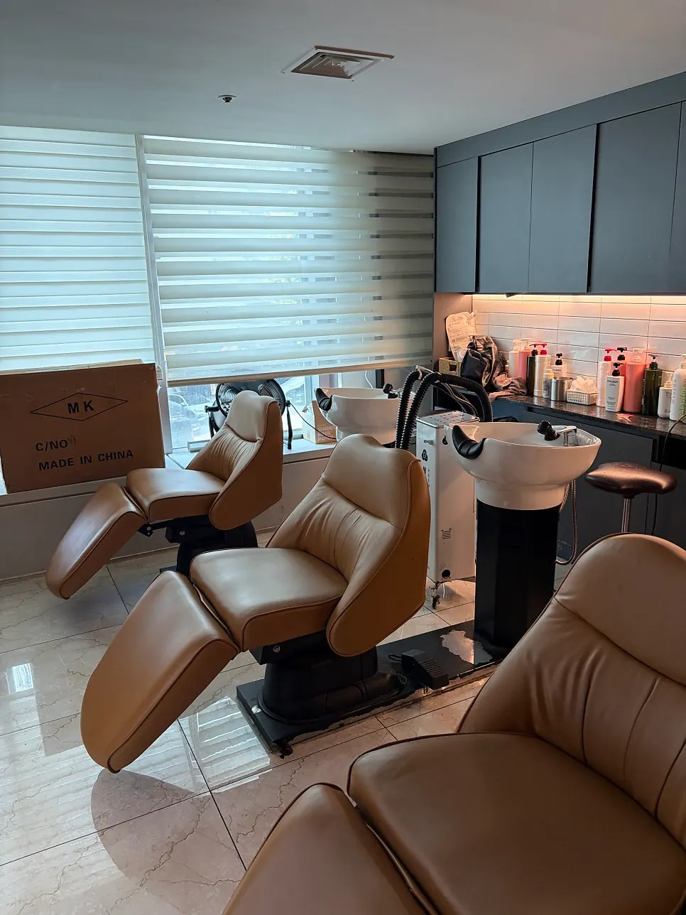 Shampoo room where scalp scaling was performed