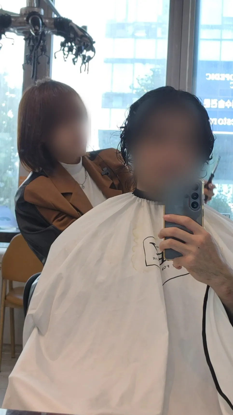 Consultation with designer Youngseo about the leaf cut