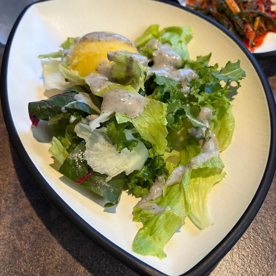 소스 4종과 밑반찬이 놓인 기본 상차림