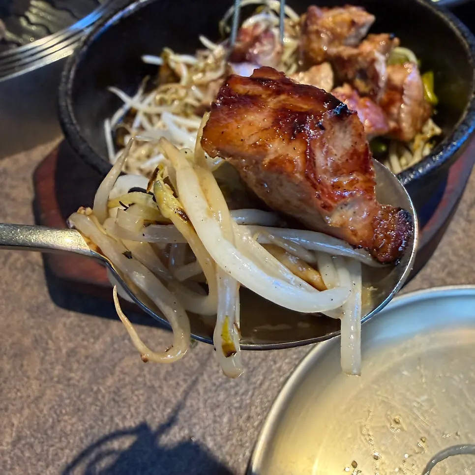 야채무쇠판 위에 올려진 구운 목살