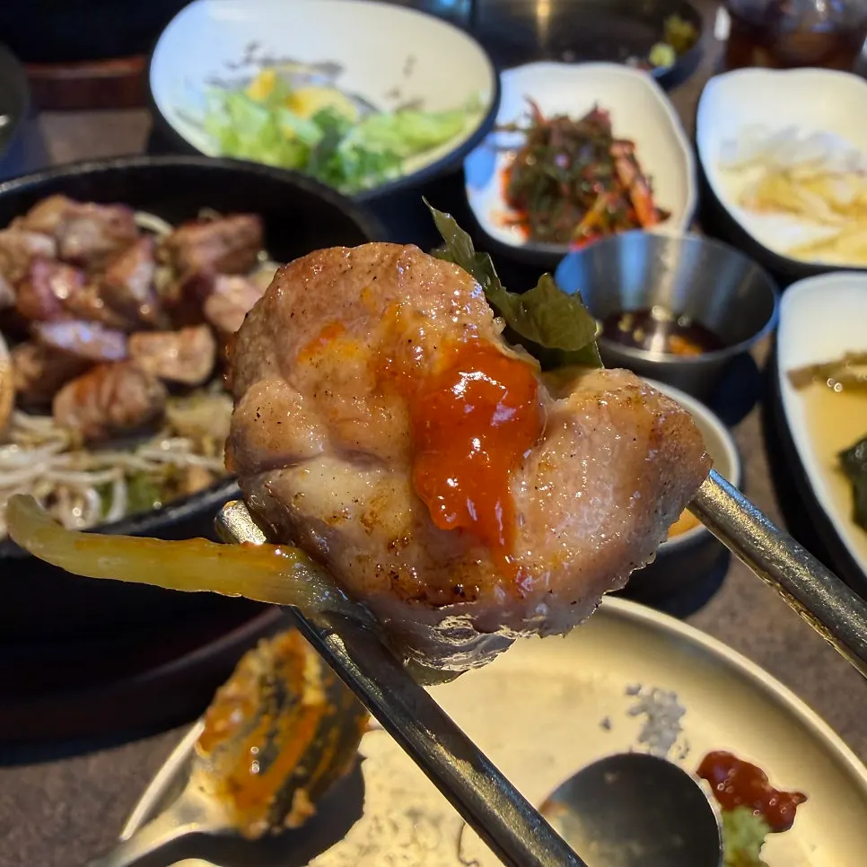 육즙 가득한 드라이에이징 목살 한 점