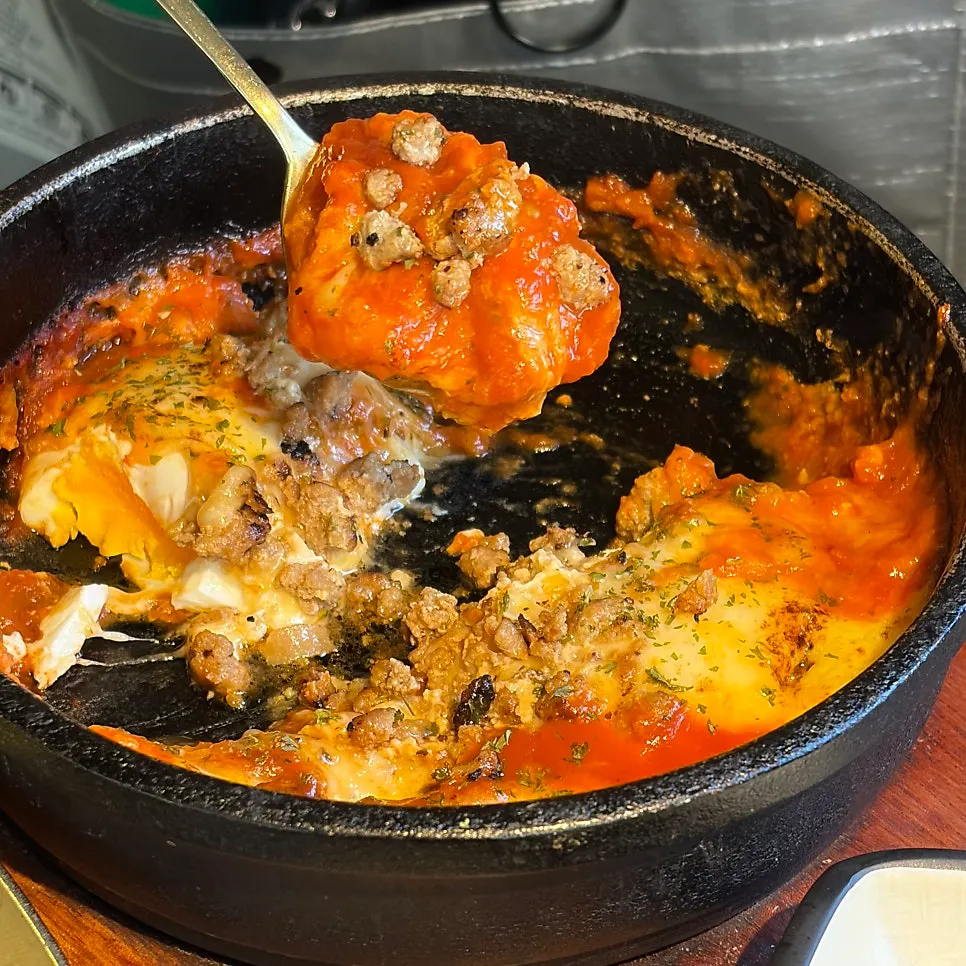 고기와 함께 차려진 토마토 계란찜 상차림