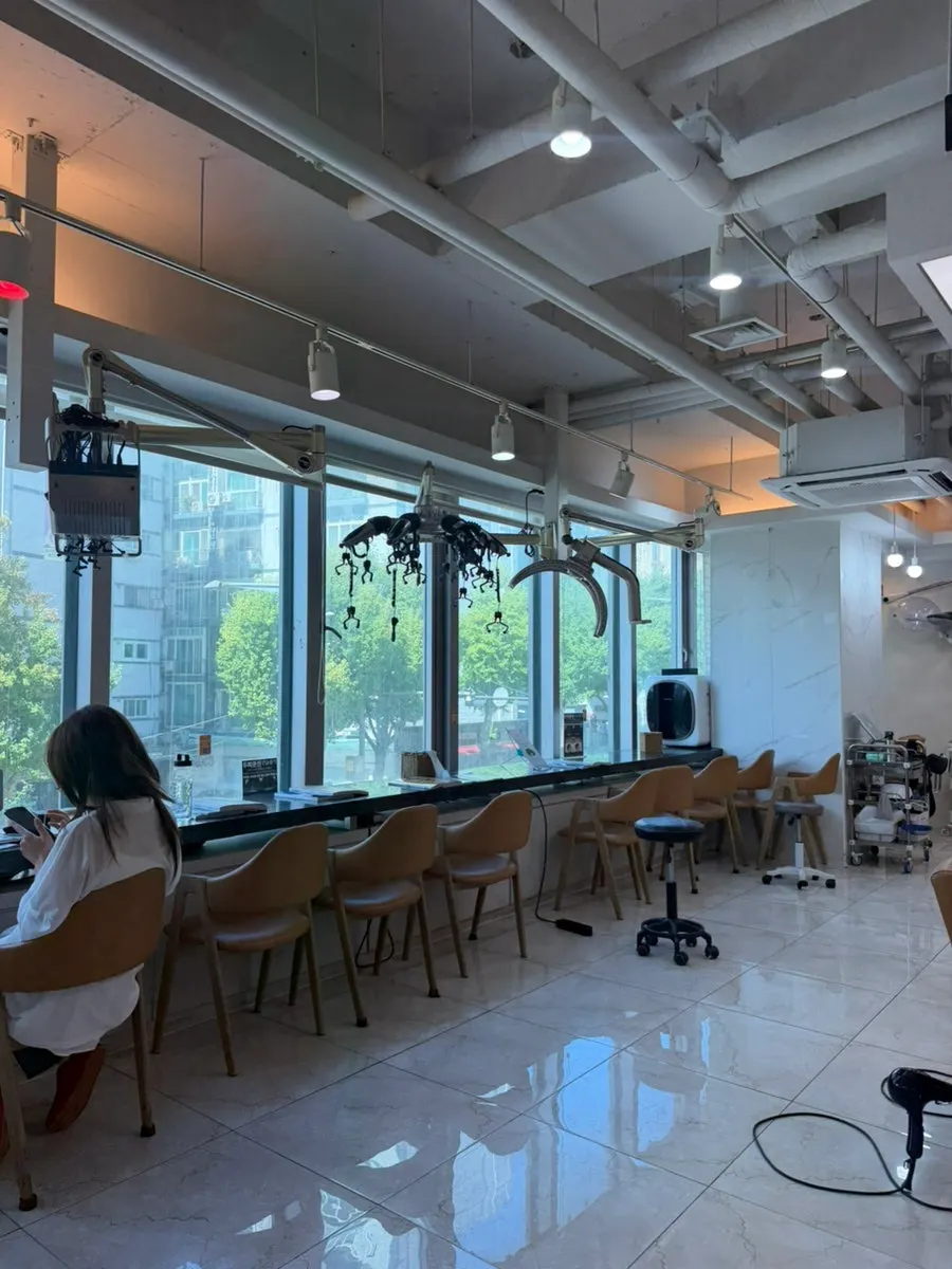 푸석해진 긴 머리 클로즈업