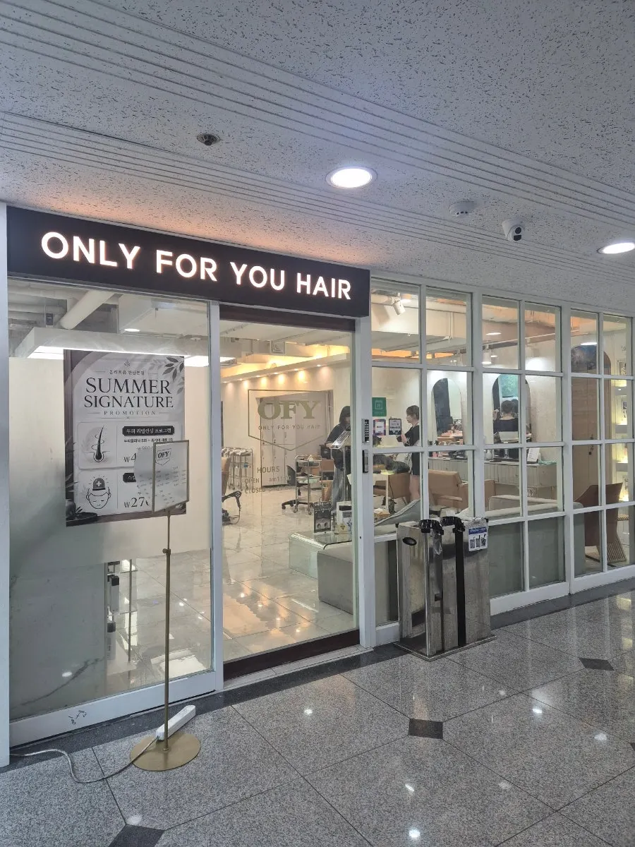 Checking hair condition before the perm consultation
