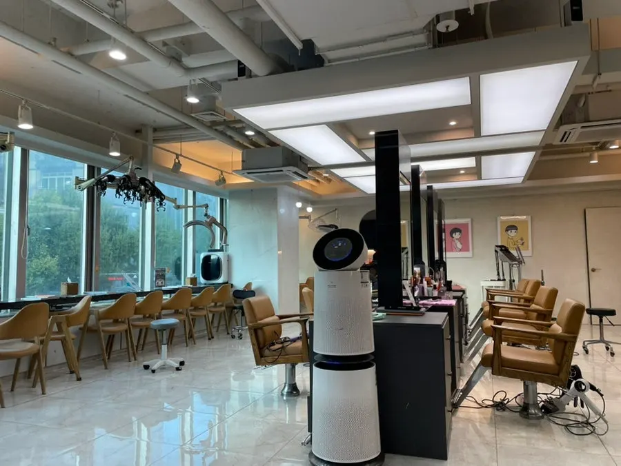 Interior of the Hannam-dong hair salon with generous seat spacing