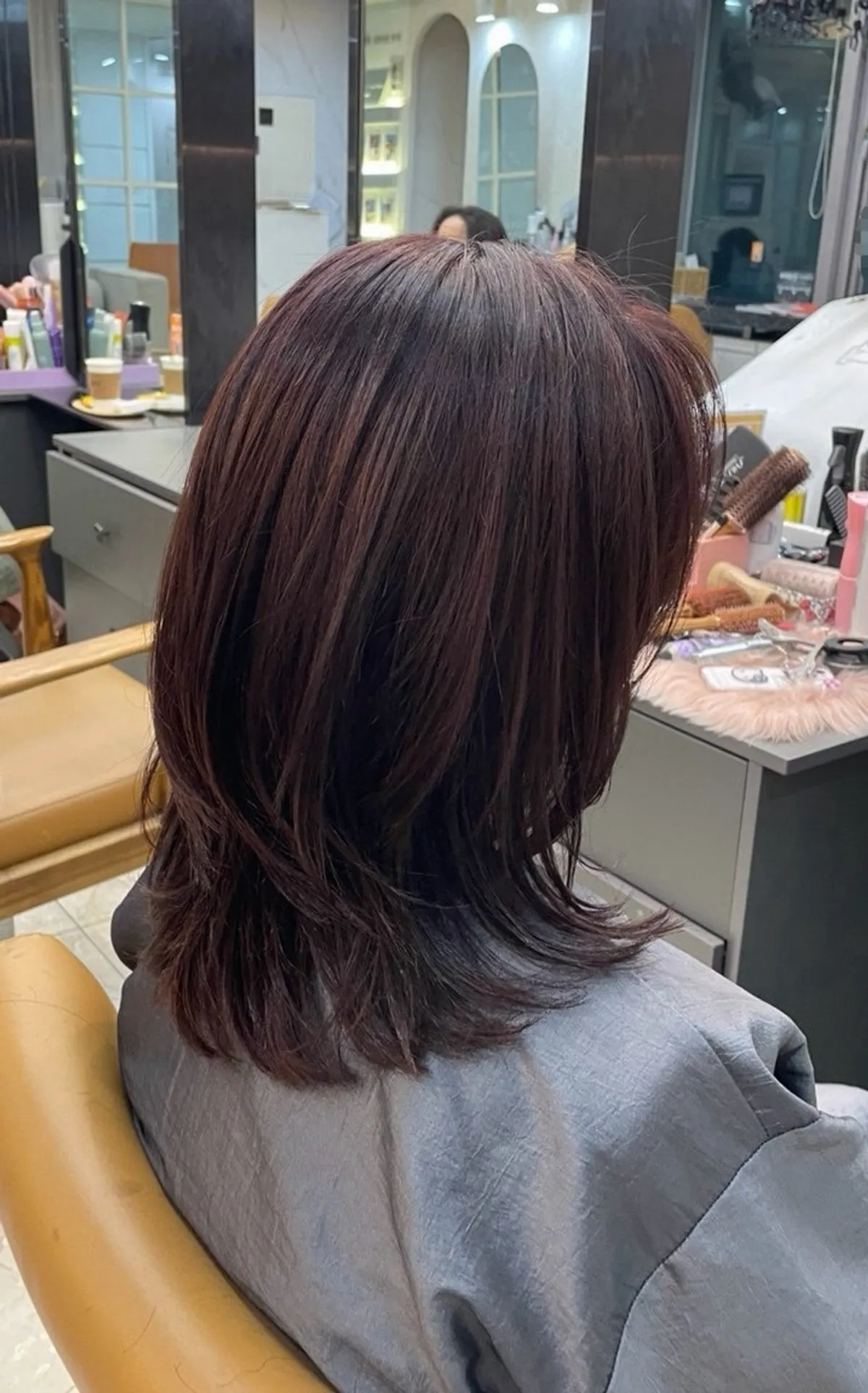 Lighter-falling ends at the back after the cut
