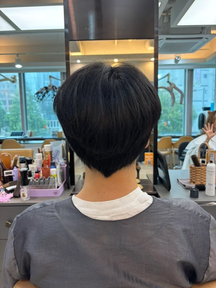 자연스럽게 떨어지는 옆머리 완성 컷