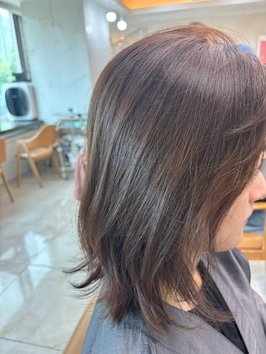 Side profile before the service, at the awkward bob length