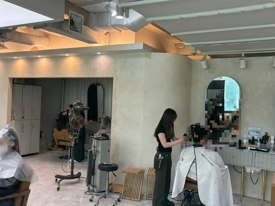 Seating and mirrors at the Hannam-dong hair salon