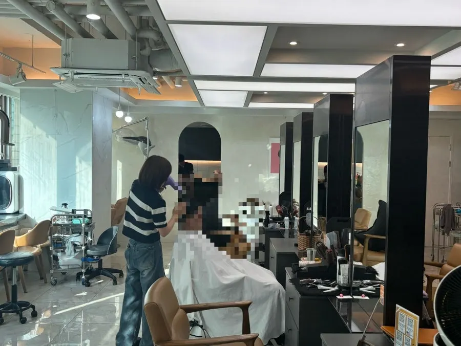 Overall atmosphere inside the Hannam-dong hair salon
