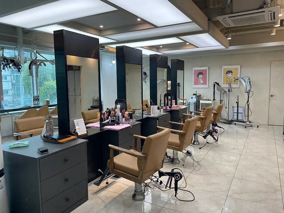 White-and-black toned salon interior